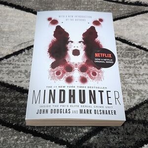 MINDHUNTER INSIDE THE FBI'S ELITE SERIAL CRIME UNIT JOHN DOUGLAS MARK OL…